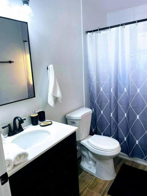 Rumah liburan Retreat - 2 Bedroom With King-size Bed - 3 Smart Tvs - 10 Min From Airp - Unit A
