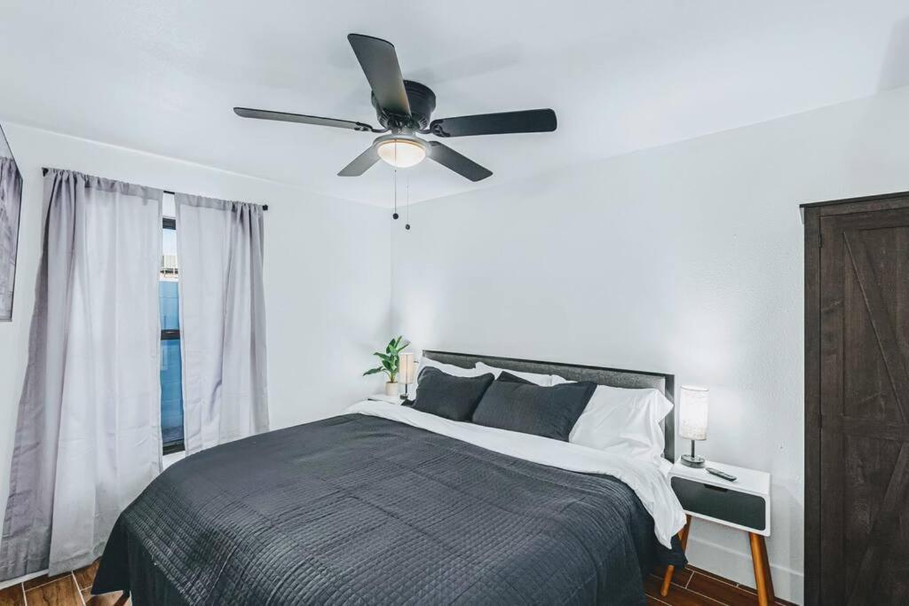 Retreat - 2 Bedroom With King-size Bed - 3 Smart Tvs - 10 Min From Airp - Unit A Rumah liburan Phoenix