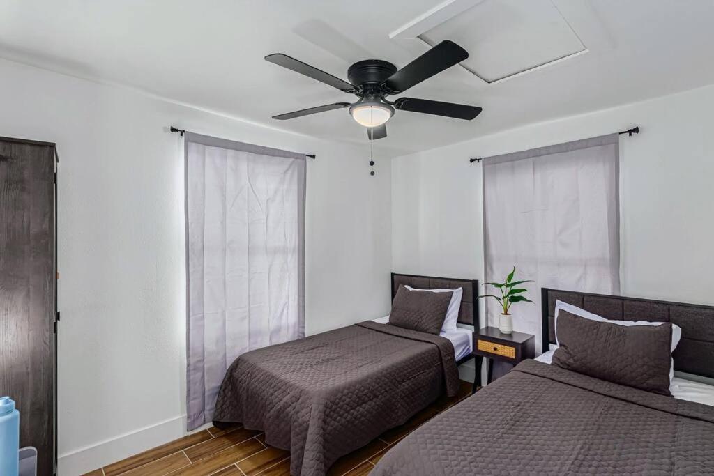 Retreat - 2 Bedroom With King-size Bed - 3 Smart Tvs - 10 Min From Airp - Unit A Rumah liburan
