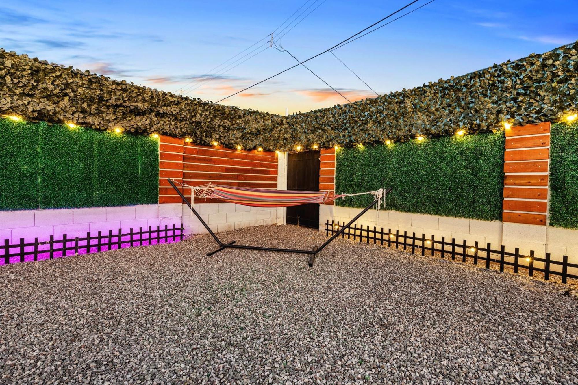 Retreat - 2 Bedroom With King-size Bed - 3 Smart Tvs - 10 Min From Airp - Unit A Casa de férias